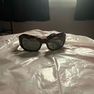 Ray-Ban Brown Tortoise Sunglasses ( women’s ) 
These are on smart sell 🙌🏼😍